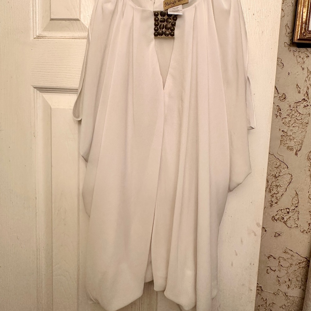 A beautifully designed, feminine chiffon sheer top XL
